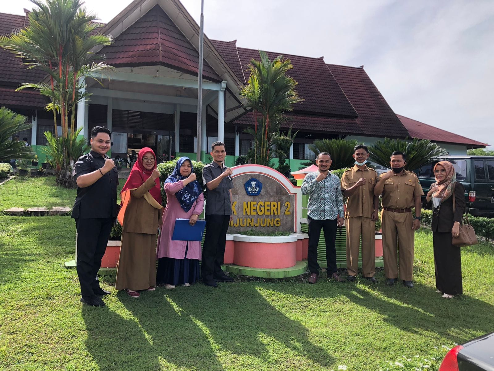 MEMBINA DAN MEMBANGUN HUBUNGAN KERJASAMA POJOK PENGAWASAN DENGAN SMK 2 DAN SMA 9 SIJUNJUNG