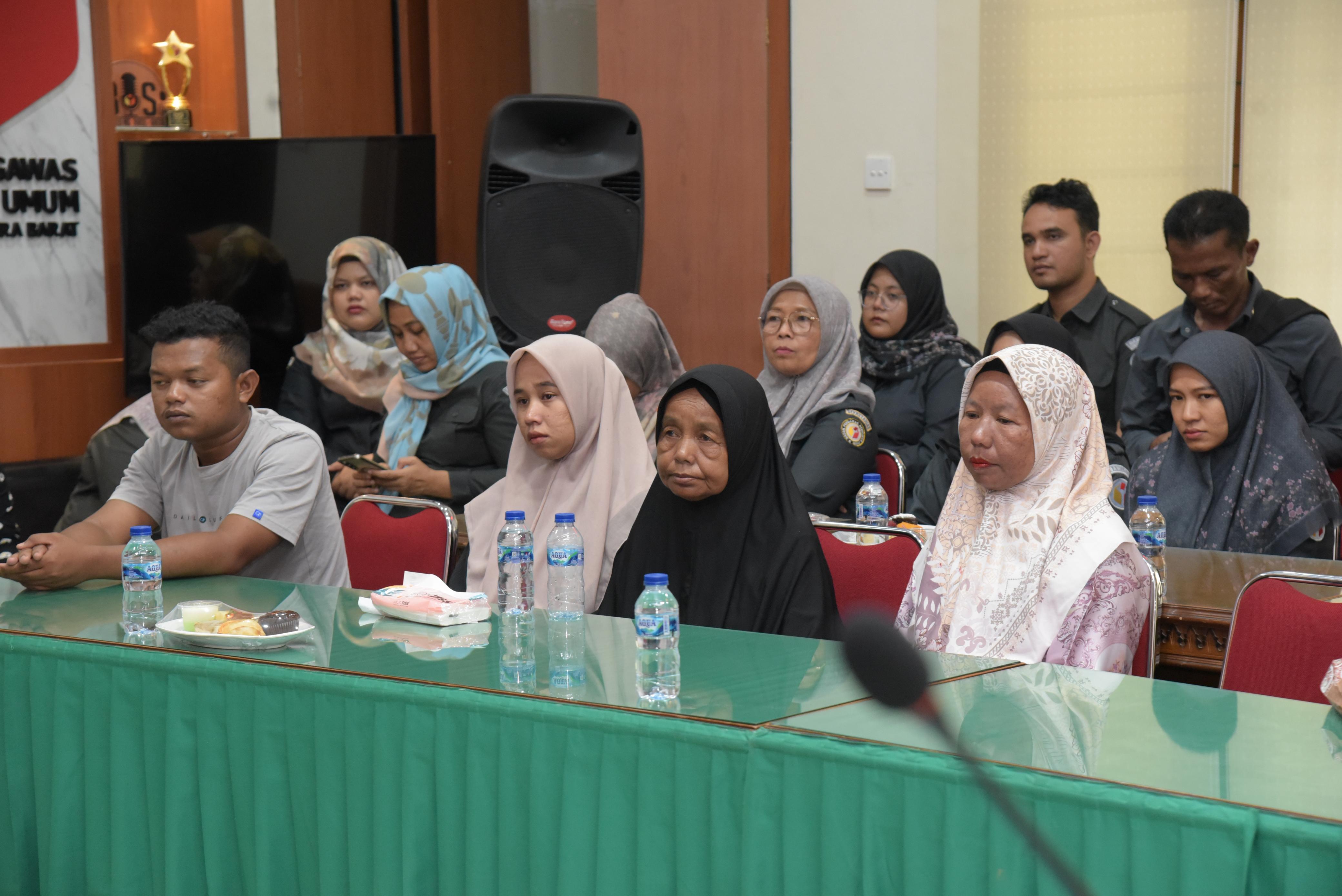 Keluarga Rudi Yanto, staf Sekretariat Bawaslu Kabupaten Dharmasraya