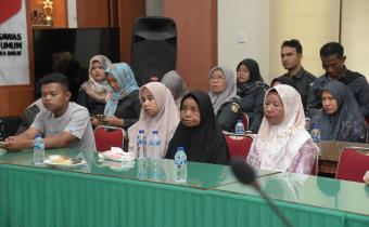 Keluarga Rudi Yanto, staf Sekretariat Bawaslu Kabupaten Dharmasraya