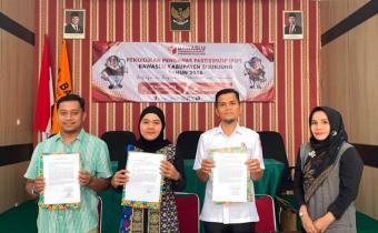 PENANDATANGANAN IKU PIMPINAN BAWASLU SIJUNJUNG
